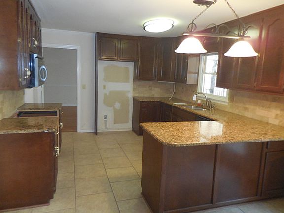5th image of 15007 Carlisle Dr SE