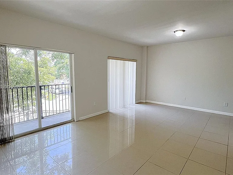 909 SW 15th Ave #1 — Photo 11