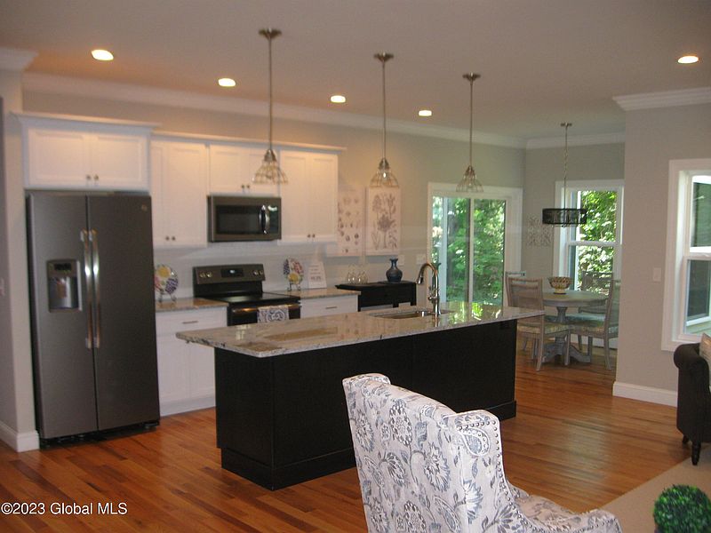 2nd image of 15 Sandy Boulevard