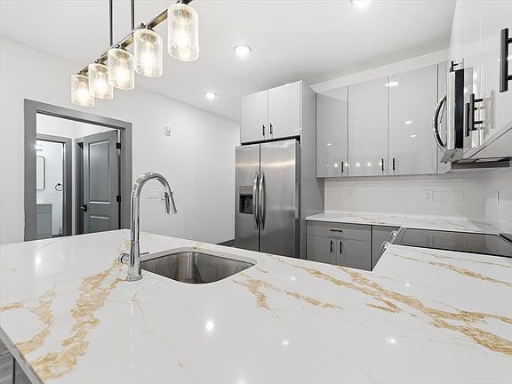 5th image of 531 32nd St #405