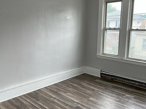 2nd image of 13 Leslie Pl #2R