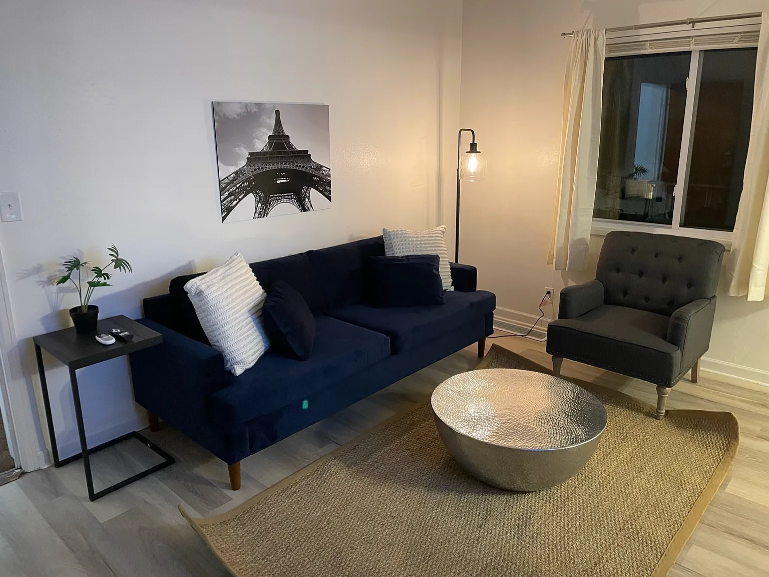 2 bed, 850 sqft, $1,300 — Photo 2