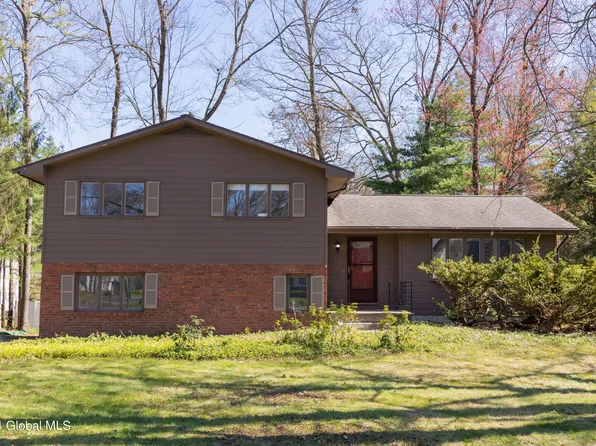 17 Cedarwood Drive, Queensbury, NY 12804