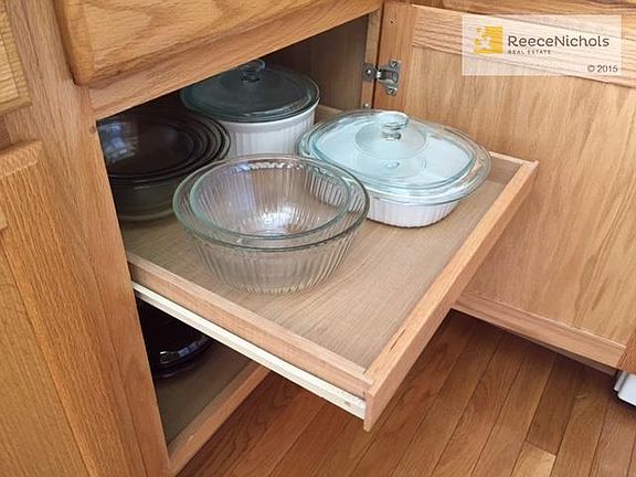 Custom pull-out shelving