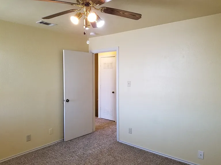2426 Lakeview Cir — Photo 14
