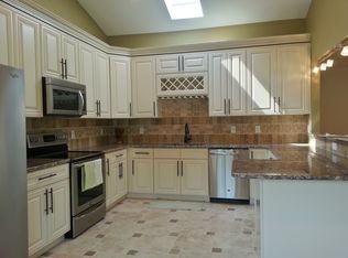 25 Inland Rd, Levittown, PA 19057