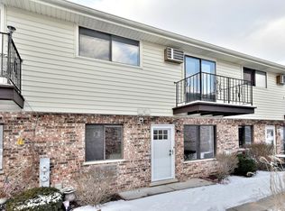 132 Willows Edge Ct APT B, Willow Springs, IL 60480