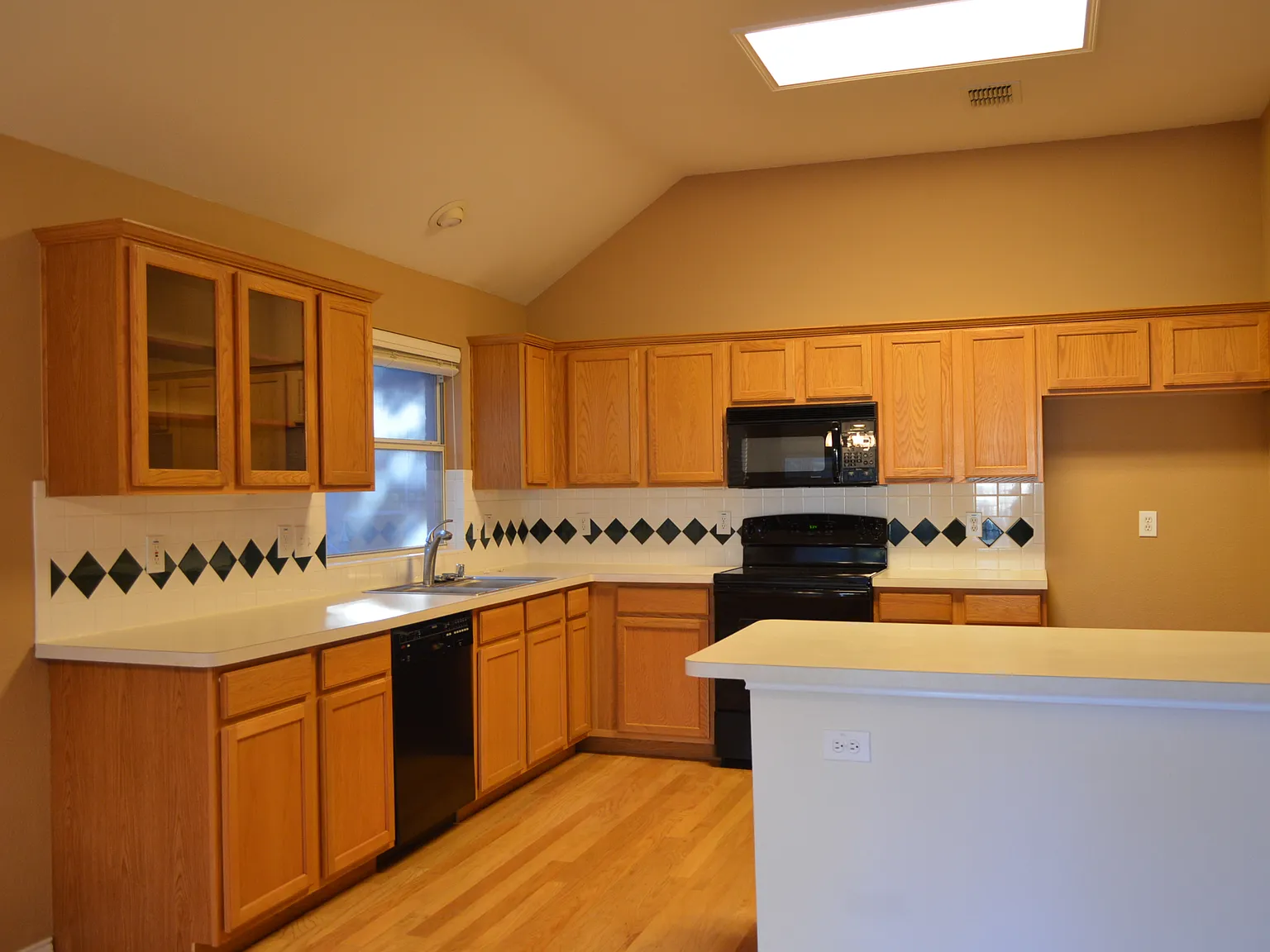3 bed, 2255 sqft, $2,495 — Photo 4