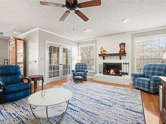 5th image of 412 Oak Manor Cir