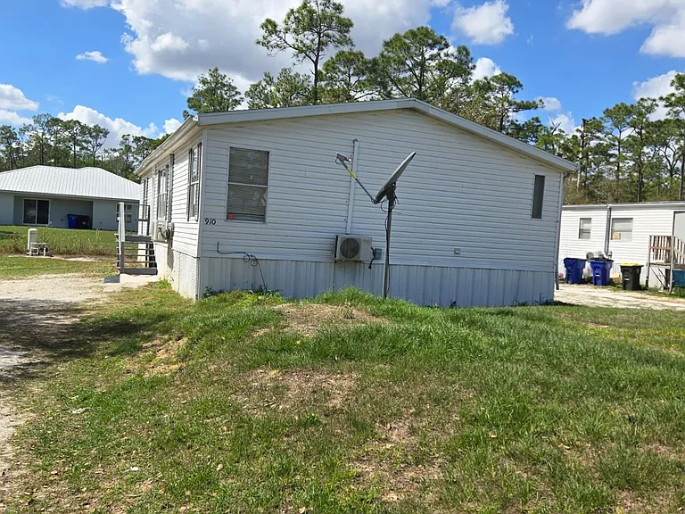 910 W Maxanna Blvd — Photo 4
