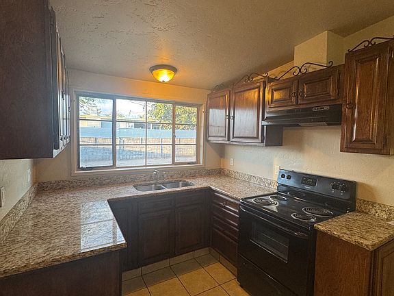 4th image of 2313 Magnolia Dr