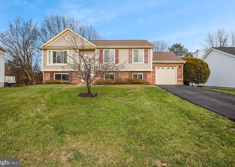 Single Family Home 5 Bedrooms 3 Baths