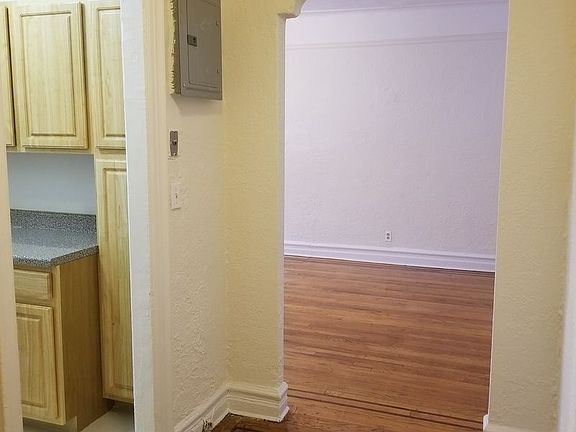 5th image of 861 E 27th St APT 1E