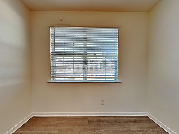 5th image of 109 Gray Willow St