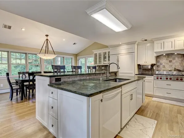16 Old Field Road, West Hartford, CT 06117