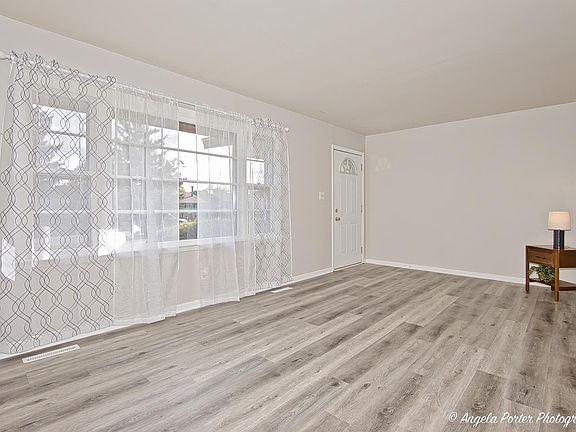 2nd image of 1905 Oak Dr