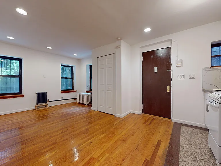 322 2nd Ave #1 — Photo 5