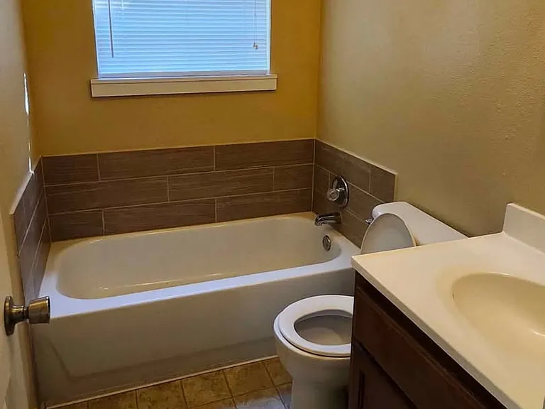 524 Warwick Dr — Photo 12