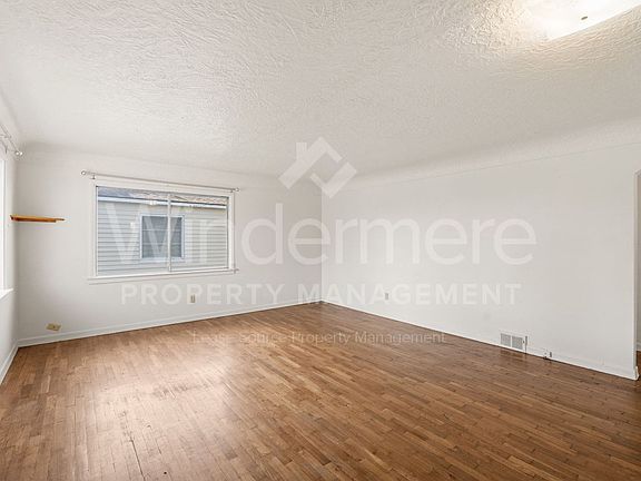 3rd image of 827 E Empire Ave