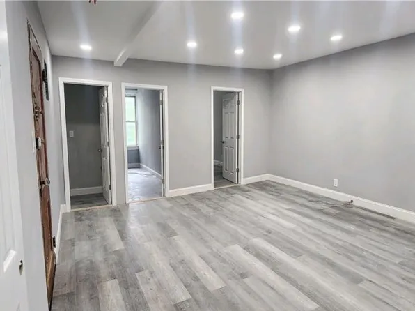6041 56th Rd, Maspeth, NY 11378