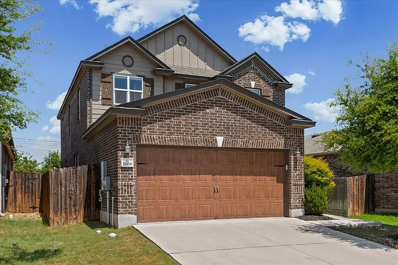 4 bed, 2.5 bath, 2411 sqft, $2,499 — Photo 2