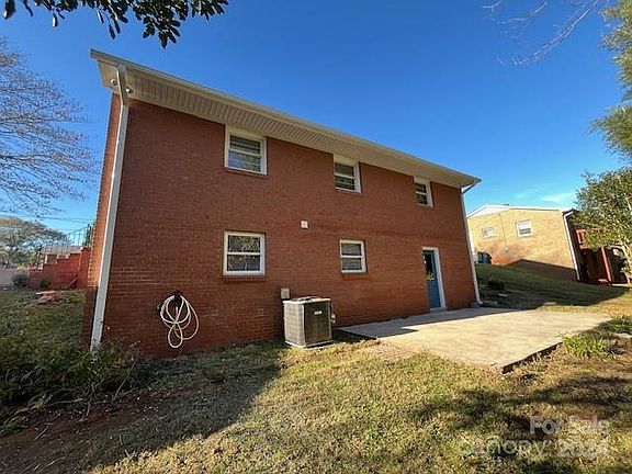 4th image of 813 Gaston Ave