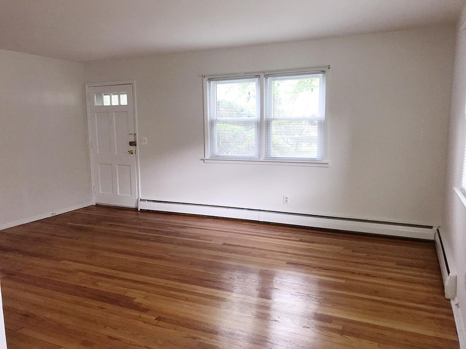 Entryway/ Living Room