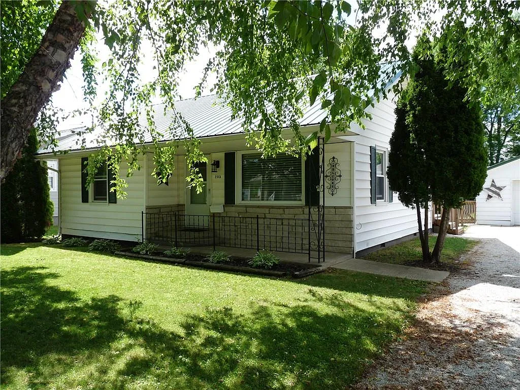 205 Thompson St photo 1