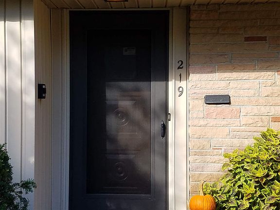 3rd image of 219 S Rockford Ave