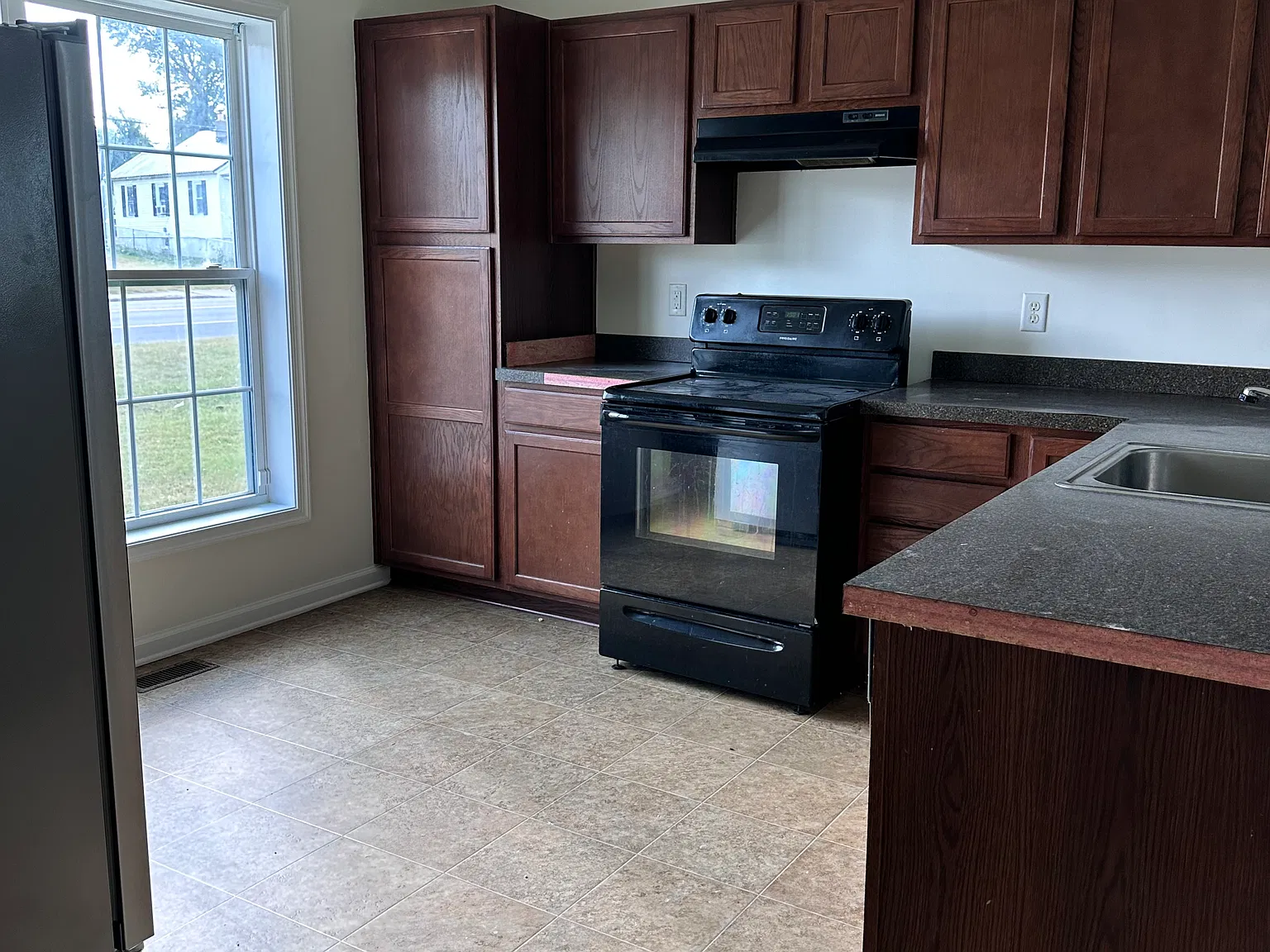 3 bed, 1452 sqft, $1,900 — Photo 3