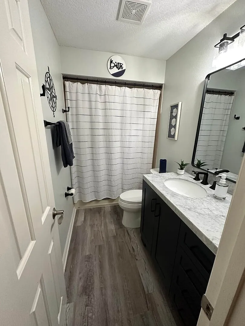 Newly renovated beautiful duplex with a ton of amenities & huge yard! — Photo 4