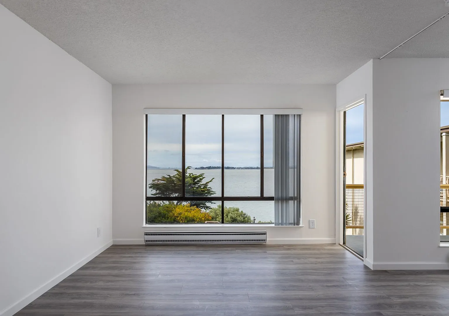 Remodeled Top Floor, Water View Studio — Photo 3