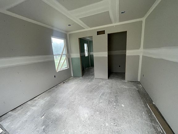 5th image of 823 Myra St