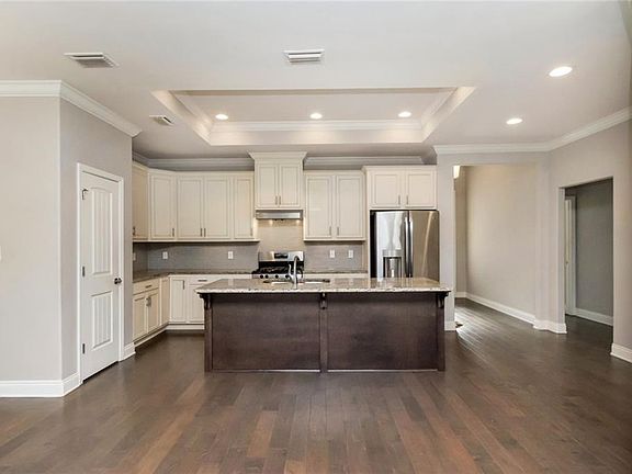 4th image of 1139 Louise Ave