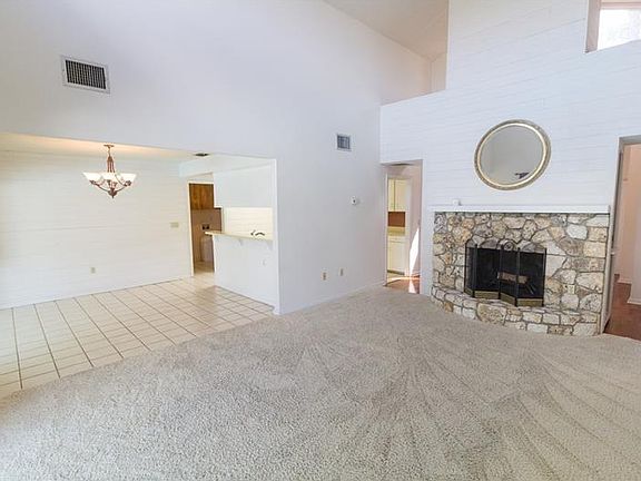 3rd image of 121 E Berkshire Cir