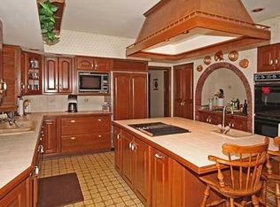 9275 Hunt Club Ln, Clarence, NY 14031