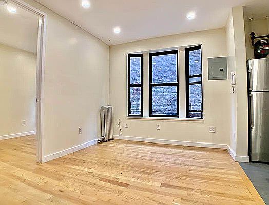 3rd image of 570 W 182nd St APT 1E