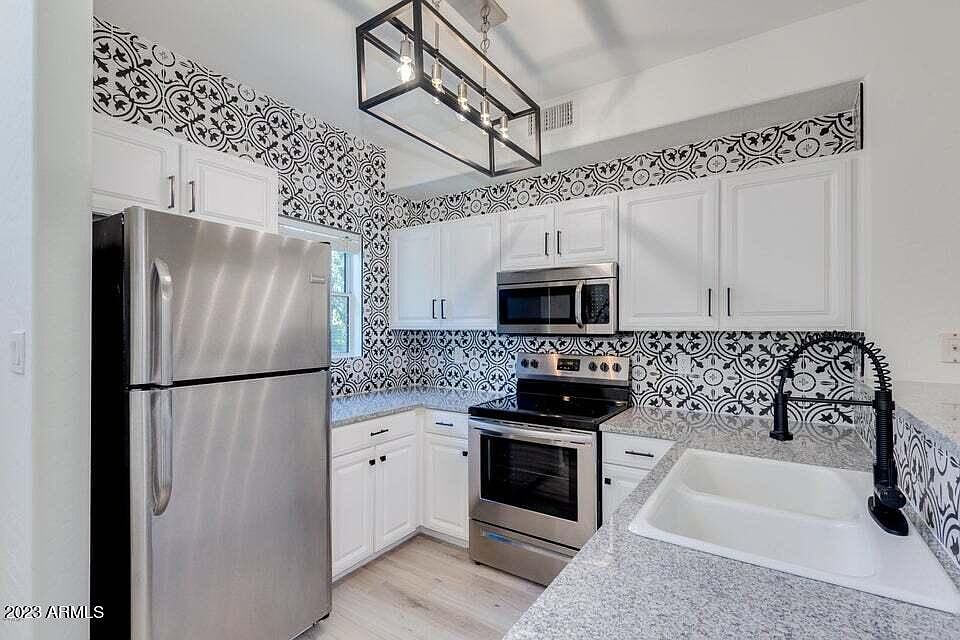 1st image of 160 W Commerce Ct