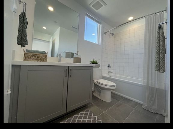 3rd image of 1260 E Santa Clara St