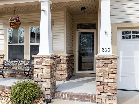 2nd image of 200 Shady Oaks Way
