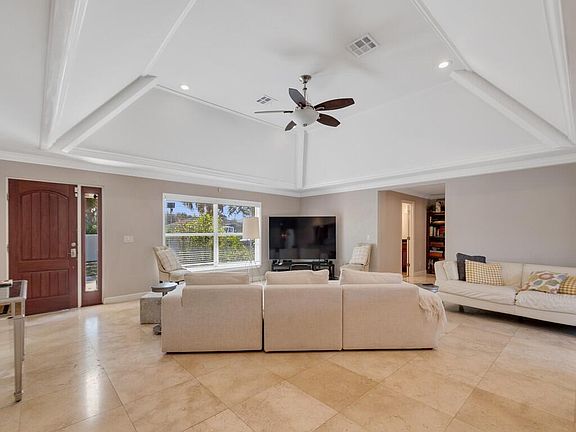 3rd image of 527 E Causeway Blvd