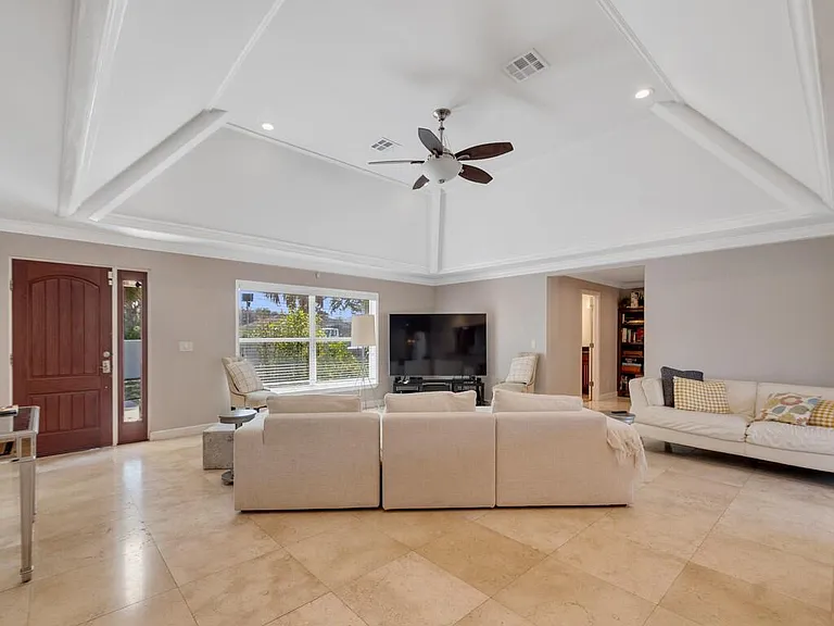 527 E Causeway Blvd — Photo 3