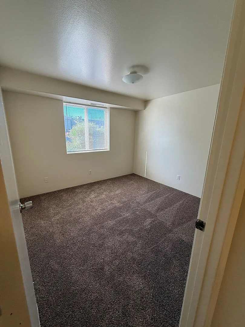 756 N Riverside Ave — Photo 2