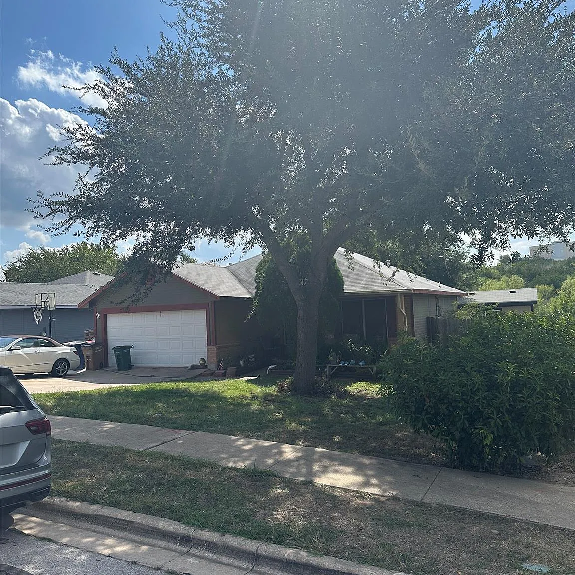 3 bed, 2.0 bath, 1080 sqft, $2,100 — Photo 2