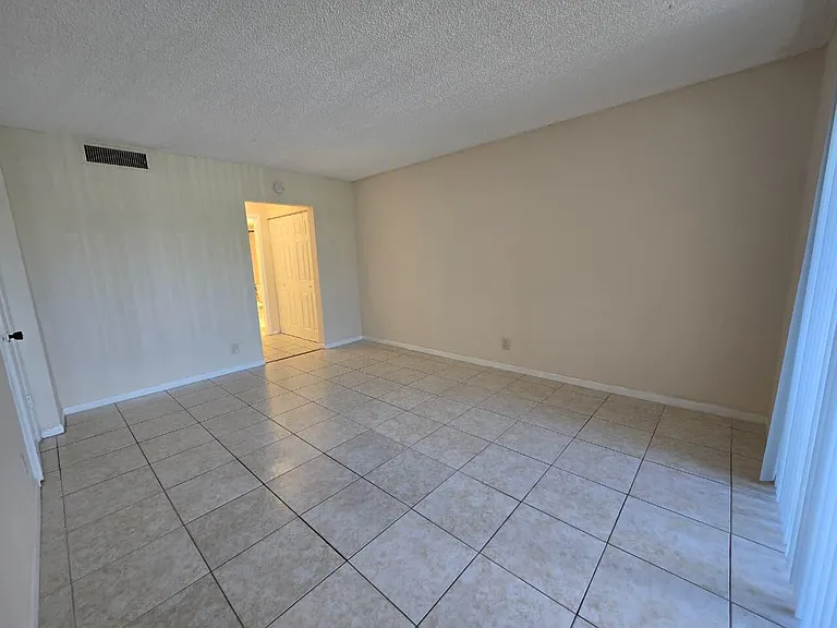 737 SE 1st Way #208 — Photo 6
