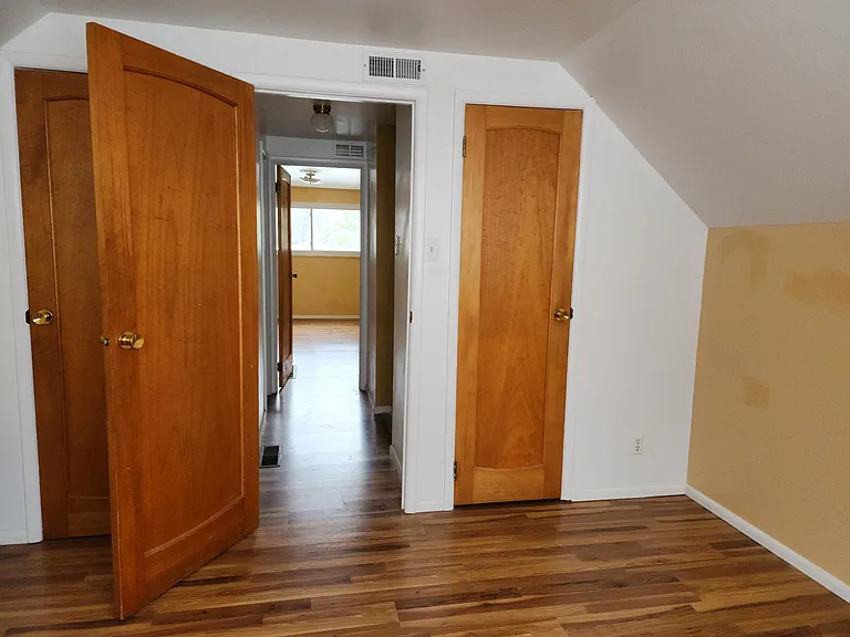 1013 W Willow St — Photo 9