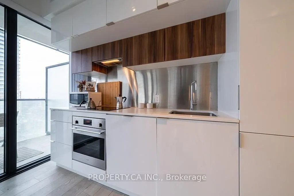 Building Photo - 185 Roehampton Ave #1303