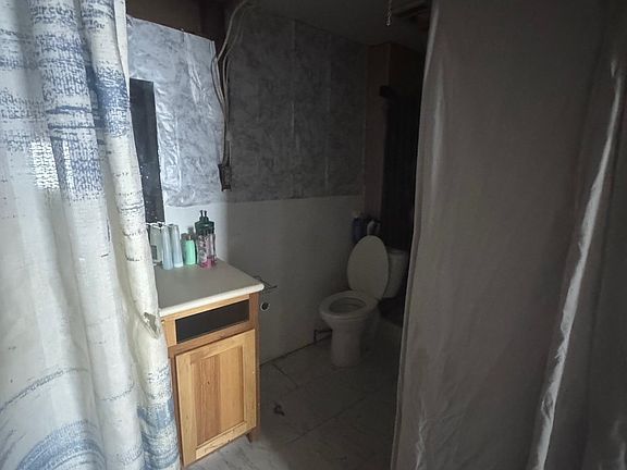 3rd image of 106 W Maple Ave