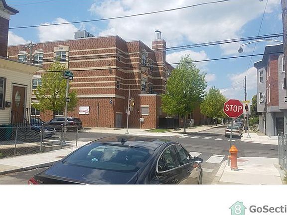 3rd image of 1351 N Alden St