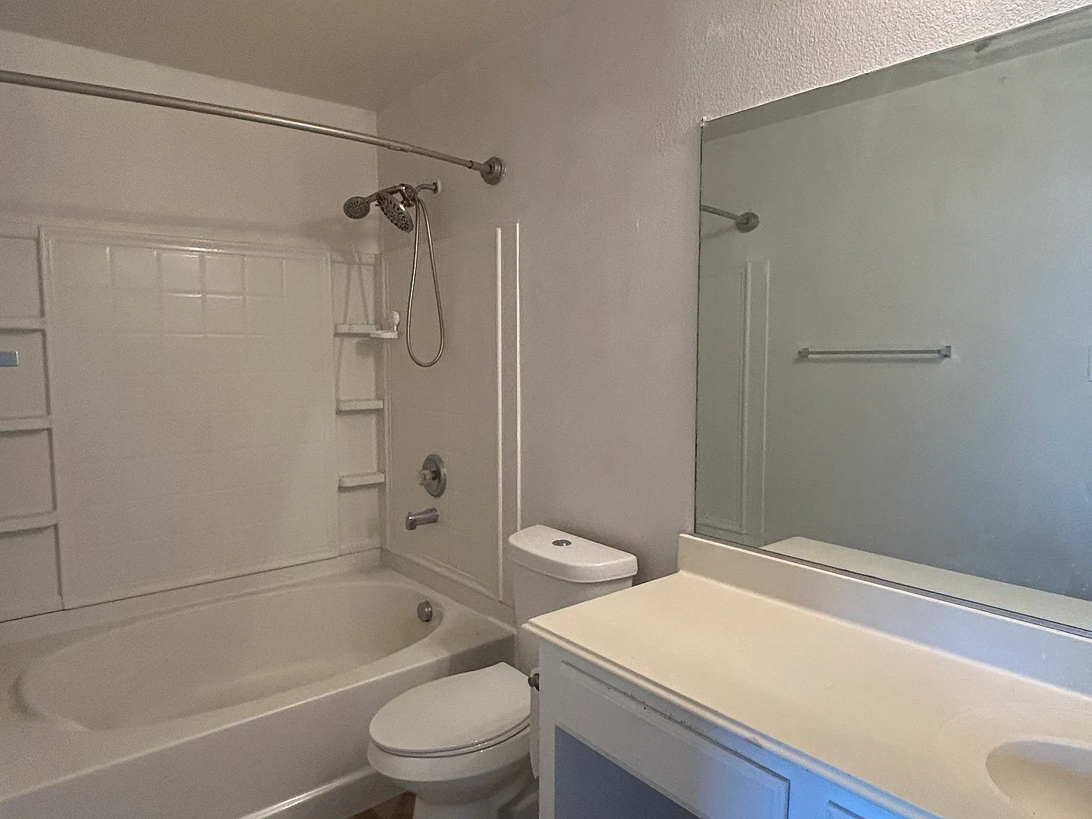 3 bed, 1408 sqft, $2,100 — Photo 3